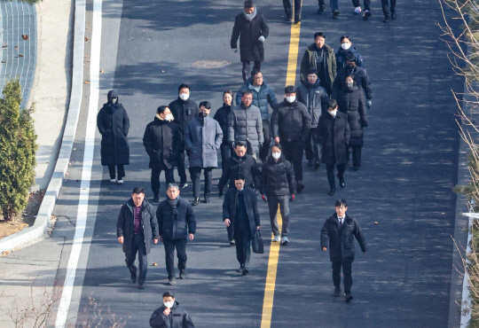 고위공직자범죄수사처 수사관들이 지난 3일 서울 용산구 한남동 윤석열 대통령 관저에서 체포 영장 집행에 실패한 뒤 관저에서 철수하고 있다. [연합뉴스 제공]